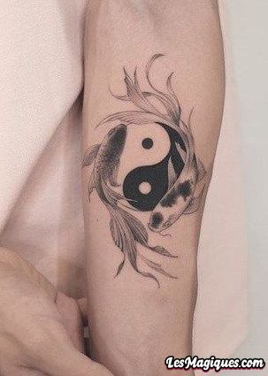 Que signifie un tatouage de carpe Koi ? Cependant, le koï est bien plus qu'une simple décoration. Le tatouage du poisson koï est un porte-bonheur et un symbole de persévérance face aux défis de la vie. Voici les principales associations avec la signification du tatouage du carpe Koi : - Masculinité - Prospérité - Persévérance - ForceLa masculinité est un des symboles du poisson koï, surtout lorsque Pez Koi Tattoo, Niece Tattoo, Koi Fish Tattoo Meaning, Coy Fish Tattoos, Maa Tattoo, Yin Yang Tattoo, Kanji Tattoo, Ying Yang Tattoo, Koi Tattoo Design