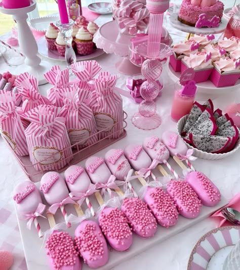 Barbie Sweets Table, Barbie Pink Party Decorations, Barbie Candy Bar Ideas, Barbie Party Food, Barbie Dessert Table, Barbie Birthday Party Ideas Decoration, Barbie Party Decorations, Barbie Theme Party, Beach Birthday Party