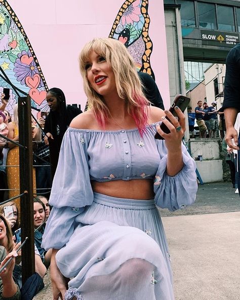 Taylor Swift — chanhsexton: When this mural was being painted, I... Eras Outfit, Taylor Swif, American Queen, Dark Disney, Estilo Taylor Swift, Number 13, Swift Photo, Taylor Swift Outfits, Taylor Swift Hair