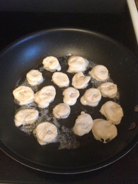 Mini banana pancake bites Banana Pancake Bites, Banana Dip, Banana Pancake, Pancake Bites, Banana Slices, Mini Bananas, Banana Pancakes, Fabulous Foods, Om Nom