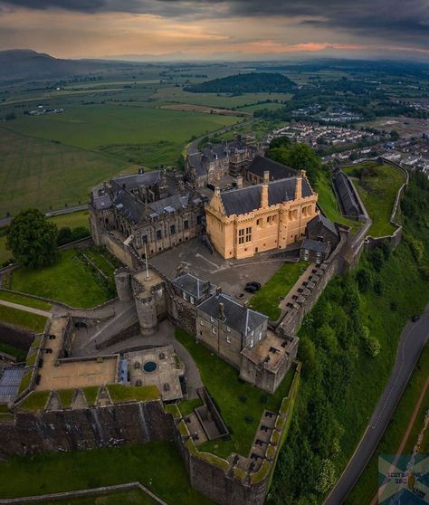 Scottish Castles | 🏰🏴󠁧󠁢󠁳󠁣󠁴󠁿 on Instagram: “Presents➖ Stirling Castle, Scotland 🏴󠁧󠁢󠁳󠁣󠁴󠁿 Stirling Castle is one of Scotland's most historically important sites and was once a favoured…” Scotland Stirling, Stirling Castle Scotland, Architecture Antique, Scottish History, Stirling Castle, Queen Of Scots, Castle Scotland, Castle Mansion, European Castles