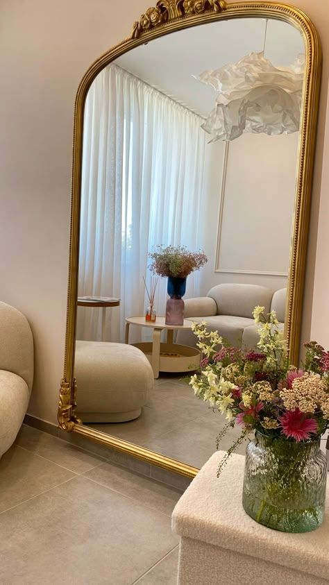 Gold Vintage Mirror Aesthetic, Decorate Around A Mirror, Big Gold Mirror, Gold Mirror Aesthetic, Italian Living Room Decor, Vintage Mirror Aesthetic, Gold Mirror Living Room, Amazing Mirrors, Modern Italian Living Room