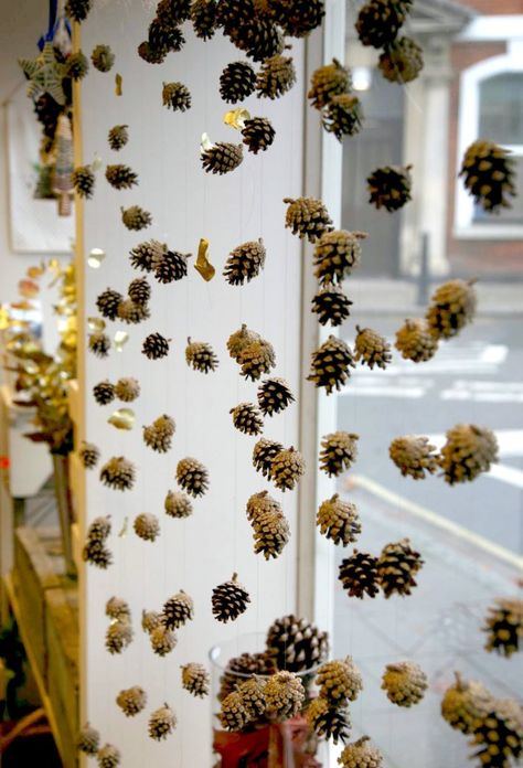 Easy Christmas Decor Ideas, Christmas Window Boxes, Hanger Christmas Tree, Pine Cone Christmas Decorations, Easy Christmas Decor, Christmas Globes, Christmas Window Decorations, Simple Christmas Decor, Easy Christmas Decorations