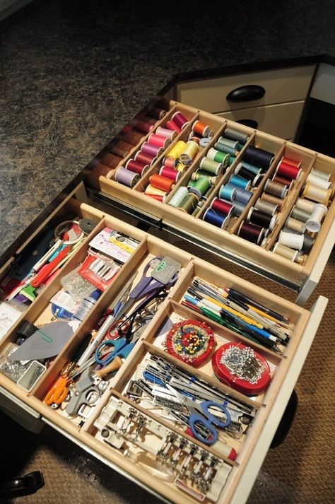 Craft Drawer Organization, Desk Drawer Organisation, Sewing Station, Sewing Room Inspiration, Sewing Room Storage, Art Place, Drawer Organization, Sewing Room Design, Thread Storage