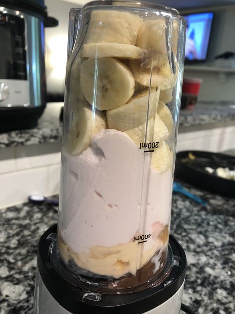 Protein Shake Aesthetic, Bulking Shake, Smoothie Pictures, Smoothie Drink Recipes, Gym Food, Food Recepie, Protein Shake, Smoothie Drinks, Vegetarian Recipes Healthy