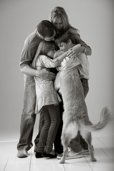 Dog Family Pictures, Family Dog Photos, Dog Family Portraits, Pet Photography Studio, Shooting Studio, Baby Fotografie, Family Portrait Poses, Photos With Dog, Family Picture Poses