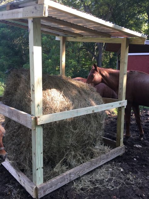 Horse Feeder Diy, Round Bale Hay Feeder, Hay Hut, Diy Hay Feeder, Round Bale Feeder, Hay Feeder For Horses, Horse Feeder, Horse Farm Ideas, Horse Hay