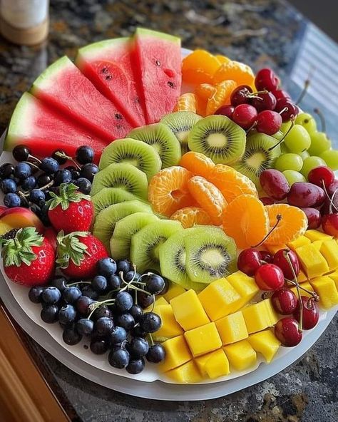 Mama's YUMMY Recipe | VIBRANT FRUIT PLATTER 🍇🍉 | Facebook Fruit Serving Ideas, Round Fruit Platter, Small Fruit Platter, Fruit Board Ideas, Tropical Fruit Platter, Fruit And Cheese Tray, Fruit Boards, Cheese Fruit Platters, Fruit Board