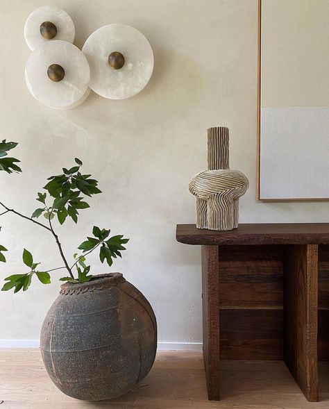 MDezeiner on Instagram: “Texture texture texture.. sculpture and wall sconce by @apparatusstudio • by the lovely @eyeswoon •” Nicole Franzen, Middle Eastern Jewelry, Alabaster Color, Colin King, Plug In Wall Lamp, Athena Calderone, Rosa Parks, Lamps Ceiling, Room Layout