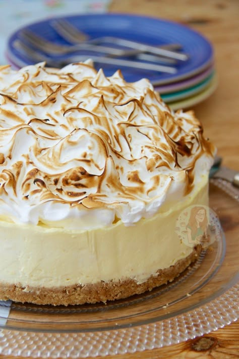 No-Bake Lemon Meringue Cheesecake! No Bake Lemon Cake, Easy No Bake Lemon Cheesecake, Fridge Desserts, Lemon Cheesecake Filling, Meringue Cheesecake, Lemon Meringue Cheesecake, Janes Patisserie, Meringue Pie Recipes, Italian Meringue