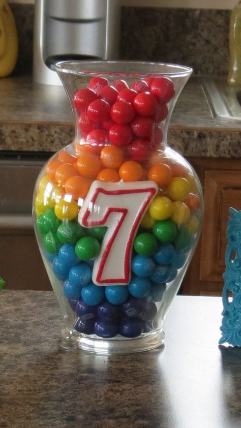 Rainbow Gumball Centerpiece - great idea for a birthday party Rainbow Skewers, Party Emoji, Pony Ideas, Party Ideas For Girls, 4de Verjaardag, Crazy Cake, Power Ranger Birthday, Trolls Birthday Party, Emoji Birthday