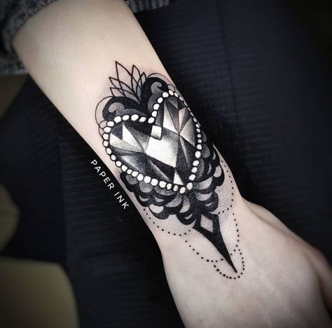 Black Crystal Tattoo, Victorian Heart Tattoo, Gems Tattoo, Crystal Drawings, Mythical Jewelry, Emo Lyrics, Tattoos Sketches, Geometric Tattoo Pattern, Cuff Tattoo