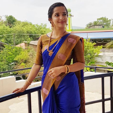 Malavika Krishnadas, Saree Traditional, Nice Photos, Person Standing, Matching Accessories, Childhood Friends, Your Smile, Saree, Make Up