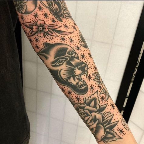 Traditional Tattoo Drawings, Tattoo Perna, Tattoo Sleeve Filler, Traditional Black Tattoo, Left Arm Tattoos, Vintage Tattoo Art, Vintage Style Tattoos, Tattoo Catalog, Wrist Tattoo Designs