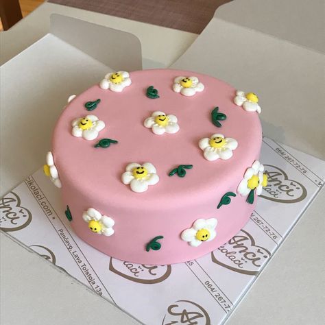 aesthetic cake cute birthday minimalistic Sugarpaste Cake, Healthy Baking Alternatives, Sugar Free Pastries, Cake Cute, Fondant Cakes Birthday, Vegan Pastries, Aesthetic Cake, Making Cakes, Baking Games