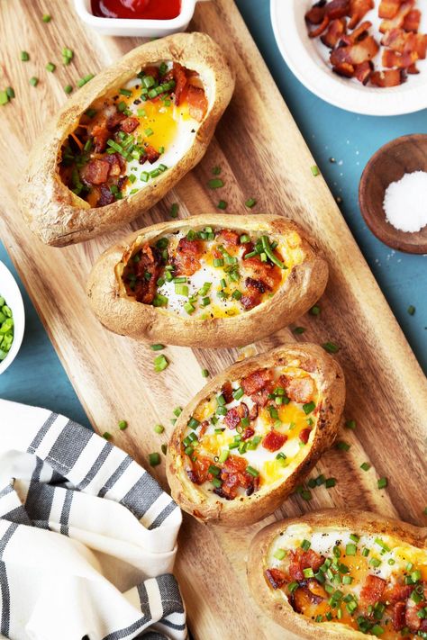 Breakfast Baked Potatoes - The Candid Appetite Breakfast Baked Potatoes, Champagne Breakfast, Potato Breakfast Recipes, Menu Sarapan Sehat, Baked Potato Recipes, Breakfast Potatoes, Twice Baked Potatoes, Potato Skins, Baked Potatoes