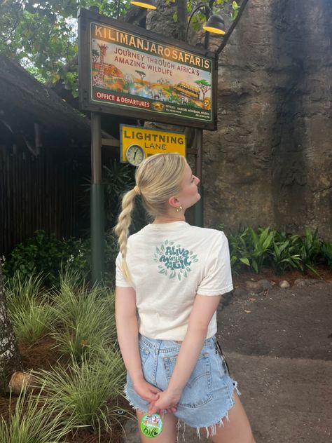 alive with magic disneys animal kingdom Animal Kingdom Hairstyles, Animal Kingdom Aesthetic, Disney World Photo Ideas, Kingdom Aesthetic, Disney Poses, Disney College, Disney College Program, Disney Photo Ideas, Insta Ideas