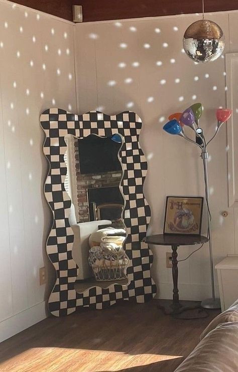 Funky Floor Length Mirror, Revamp Mirror Frame Ideas, Diy Funky Mirror Frame, Fun Mirror Frames, Mirror Revamp Diy, Cool Mirror Ideas Diy, Funky Mirror Ideas Diy, Funky Furniture Diy Creative, Painted Full Length Mirror