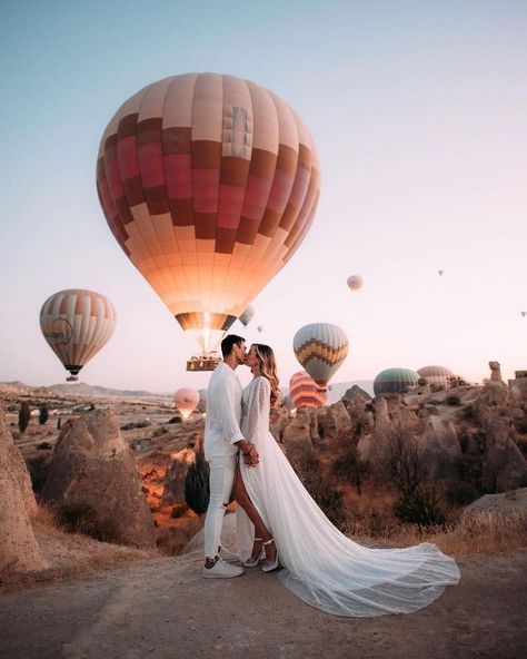 Engagement Photo Shoot Beach, Hot Air Balloon Wedding, Hot Air Balloon Adventure, Hot Air Balloon Festival, Top Places To Travel, Cappadocia Turkey, Outdoor Wedding Photos, Turkey Travel, Wedding Photography Poses