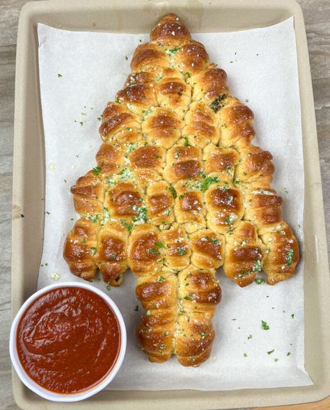 The Best Pull Apart Christmas Tree Appetizer - Back To My Southern Roots Pull Apart Christmas Tree, Quick Holiday Appetizers, Christmas Tree Appetizer, Tree Appetizer, Recipe With Cheese, Yummy Appetizers Parties, Best Holiday Appetizers, Whimsical Christmas Tree, Vegan Holiday Recipes