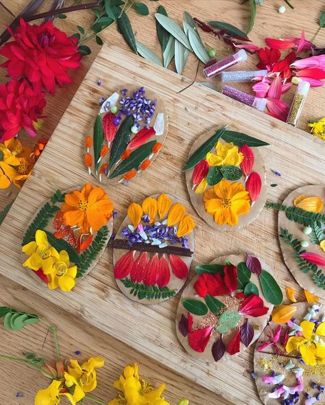 Cardboard eggs covered in wild-flora. Perfect Easter craft! Easter Chick Craft, Easter Kindergarten, Spring Flower Art, Easter Crafts Preschool, Easter Arts And Crafts, Easter Preschool, Easter Activities For Kids, Theme Nature, Spring Preschool