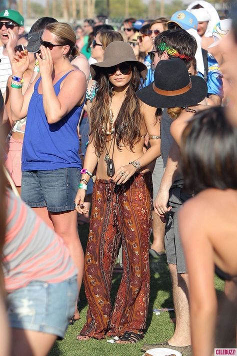 Celebrity inspiration: Vanessa Hudgens Coachella Fashion Vanessa Hudgens, Coachella Outfit Vanessa Hudgens, Vanessa Hudgens Boho, Vanessa Hudgens Coachella, Estilo Vanessa Hudgens, Vanessa Hudgens Style, Hippie Chic Fashion, Boho Life, Coachella Fashion