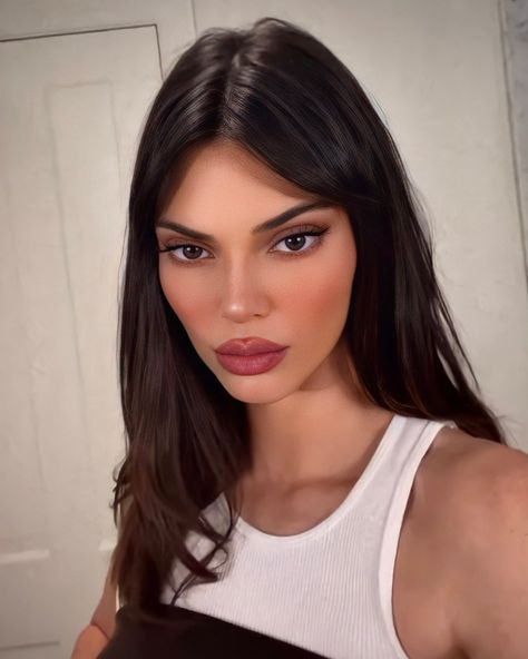 Kendall Clips on Instagram: “👁” Kendall Jenner Hair, Kendall Jenner Face, Kendall Jenner Makeup, Kylie Jenner Instagram, Beauty Makeup Photography, Kylie Jenner Outfits, Beautiful Curly Hair, Kendall Jenner Outfits, Kendall And Kylie Jenner