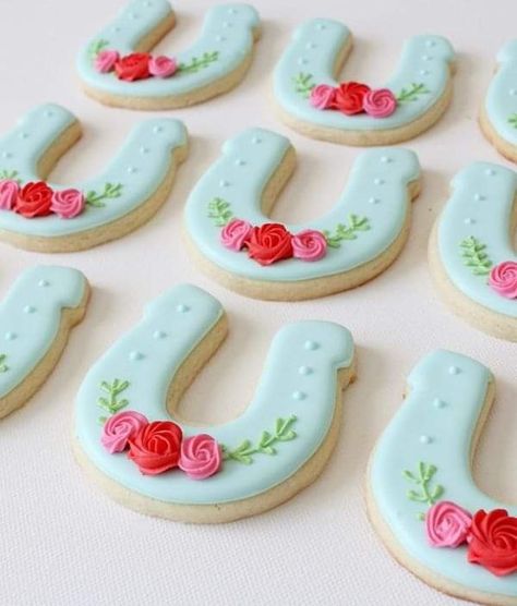 Horse Shoe Cookies, Kentucky Derby Cookies, Kentucky Derby Birthday, Derby Food, Kentucky Derby Food, Kentucky Derby Party Outfit, Kentucky Derby Party Games, Kentucky Derby Themed Party, Kentucky Derby Pie