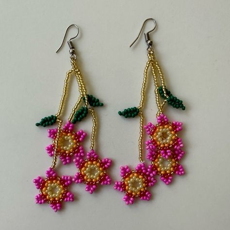 Beautiful Three Pink Flowers Dangling. Beaded Sunflower, Simple Bead Earrings, Beaded Flower Earrings, New Fashion Earrings, Beaded Chandelier Earrings, Earrings Patterns, Beading Inspiration, Sunflower Jewelry, Flower Dangle Earrings