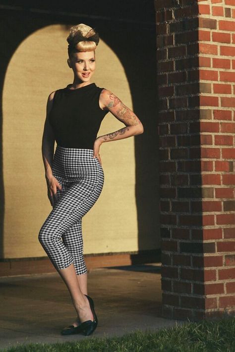 Vintage High Waisted Trousers, Sailor Pants, Jeans 50s Judy Capri Pants in Black and White Gingham £26.16 AT vintagedancer.com 1950s Pants, Mode Rockabilly, Rockabilly Mode, 50s Outfits, Estilo Pin Up, Retro Pants, Gingham Pants, Rockabilly Outfits, Pin Up Outfits