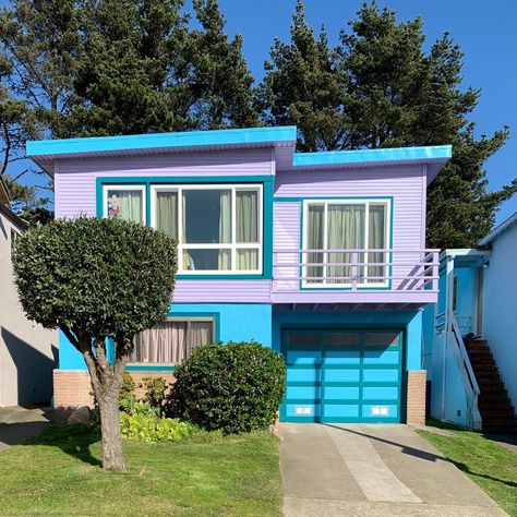 Renee Clark on Instagram: “Another beauty in #dalycity #ipulledoverforthis #ithinkihaveahousecrush #houses_ofthe_world #housesofinstagram #houses_phototrip . . .…” 60s House Architecture, Mid Mod Architecture, 1960 House Exterior, Funky Houses Exterior, Atomic House Exterior, Multi Color House Exterior, Mid Century Apartment Building Exterior, Funky House Exterior, 1950s Home Exterior