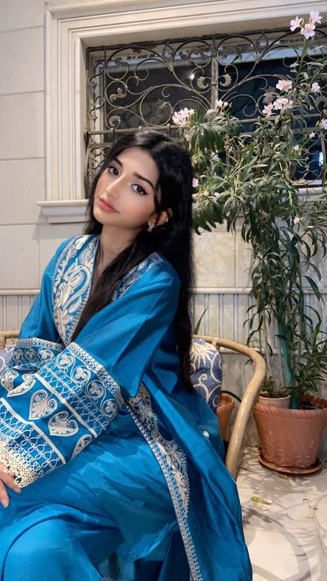 Kurta Aesthetic, Pakistan Girl, Catfish Girl, Latest Bridal Dresses, Stylish Dpz, Casual Indian Fashion, Desi Fashion Casual, Self Portrait Poses, Hijabi Aesthetic