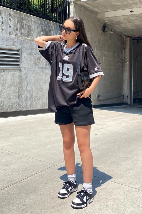 Basketball Jersey Outfit, Casual Sporty Outfits, Football Jersey Outfit, Shorts Outfits Women, Jersey Outfit, Mode Kpop, Football Outfits, Gameday Outfit, Mein Style