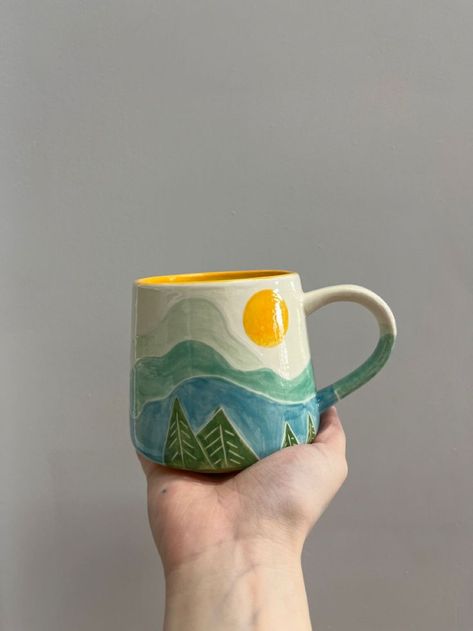 Clay Mugs Painting, Cool Mug Painting Ideas, Ceramic Mugs Designs, Painted Pottery Mountains, Mug Painting Ideas Mountains, Mug Decoration Ideas, Coffee Cup Pottery Painting Ideas, Mugs Hand Painted, Easy Hand Painted Mug Ideas