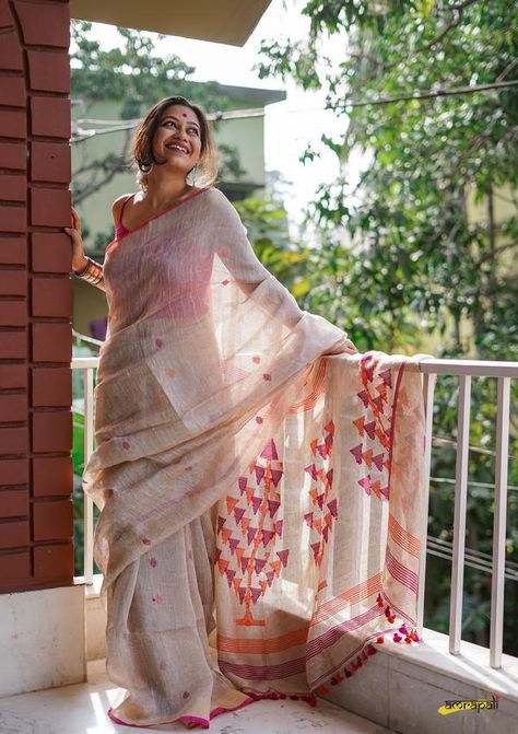 Sometimes all we need is a simple silhouette to make an impactful statement and that’s what Linen sarees are all about. Look effortlessly stylish all year round with our collection of buttery handwoven linen drapes, that are easy, comfy, chic and carefree; tastefully interlaced with classic vintage weaving techniques a Amrapali Boutique, Trending Saree, Tussar Saree, Sari Design, Indian Sari Dress, Cotton Saree Designs, Saree Poses, Indian Saree Blouse, Saree Photoshoot