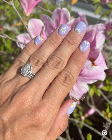 Pedicure Ideas With Flower, Lilac Nails With Flowers, Spring Gel Manicure, Round Spring Nails, Spring Nails Purple, Spring Nails Flowers, Short Acrylic Nail Ideas, Purple Spring Nails, Mani Colors