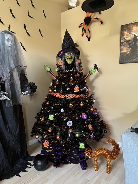 witch aesthetic bedroom decor - Spooky Halloween Christmas tree Halloween Trees Ideas, Witch Aesthetic Bedroom, Hosting Halloween, Indoor Halloween Decor Ideas, Library Decorations, Indoor Halloween Decor, Halloween Christmas Tree, Aesthetic Bedroom Decor, Halloween Decor Ideas