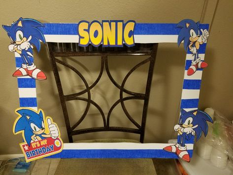 Sonic the hedgehog photo booth Sonic Photo Booth Frame, Sonic The Hedgehog Photo Booth, Sonic The Hedgehog Diy Decorations, Sonic Photo Booth, Sonic Table Decoration, Sonic Bday Party, Diy Sonic The Hedgehog Party, Sonic Party Ideas Decoration, Hedgehog Photo