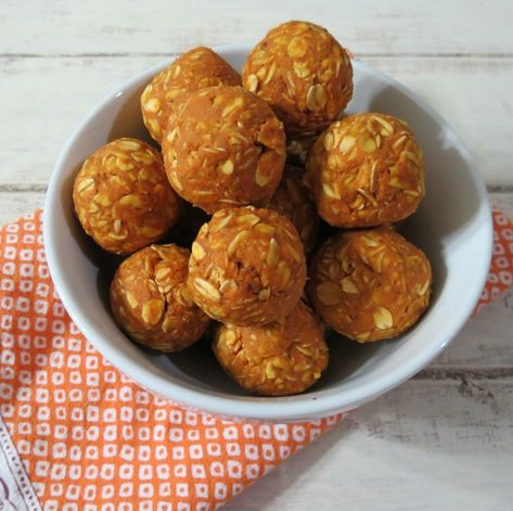 Peanut Butter and Pumpkin Dog Balls - PB + P Design Dog Biscuit Recipes, Easy Dog Treats, Peanut Butter Pumpkin, Pumpkin Dog Treats, Butter Balls, Dog Treats Homemade Recipes, Food Dog, Diy Dog Treats, Peanut Butter Balls