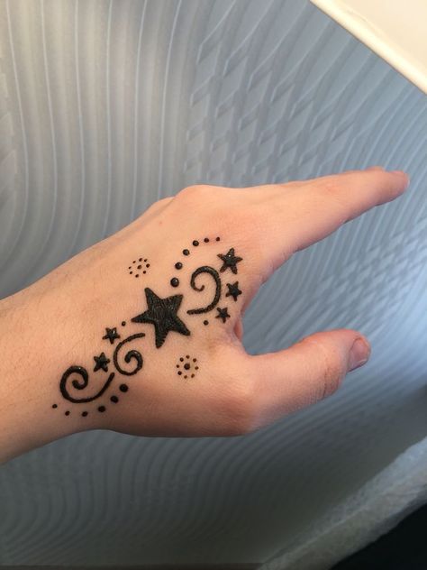 Star Henna Designs Simple, Mendhi Tatoos Tattoo Ideas, Star Henna Tattoo, Henna On Hand Simple, Star Hand Drawing, Star Drawing On Hand, Small Hand Henna Designs, Henna Designs Space, Cool Henna Designs Aesthetic