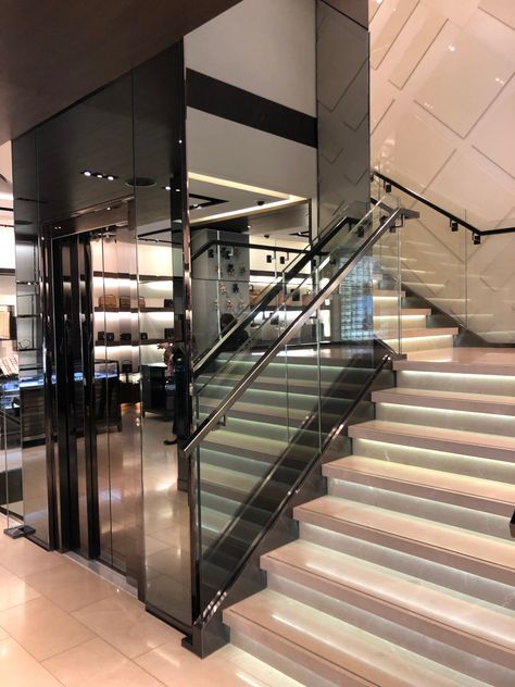 Elevator In House Luxury, Elevator House Design, House Elevator Design, Elevator With Stairs, Mansion Elevator, Penthouse Elevator, Luxury Apartment Lobby, Elevator In House, Elevator House