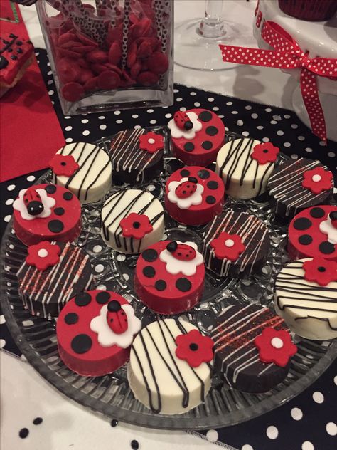 Ladybug chocolate covered Oreos Ladybug Chocolate Covered Strawberries, Ladybug Oreos, Chocolate Covered Cookies, Chocolate Covered Strawberry Recipe, Ladybug Birthday Party, Dipped Oreos, Ladybug Birthday, Covered Oreos, Ladybug Party