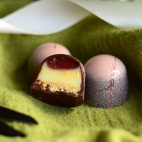 Cheesecake Bonbon, Bon Bons Recipe, Chocolate Shots, Homemade Chocolate Truffles, Mini Dessert Recipes, Chocolate Work, Homemade Strawberry Jam, Chocolate Recipes Homemade, Freezer Jam