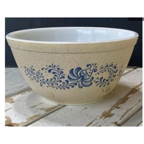 Vintage Mixing Bowls Display, Vintage Pyrex Mug, Pyrex Basket, Pyrex Shelf, Vintage Pyrex Patterns, Pyrex Vintage Rare, Pyrex Kitchen, Pyrex Patterns, Vintage Pyrex Bowls