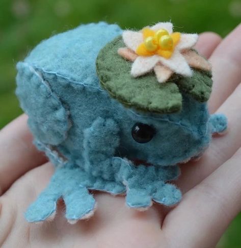 Dumpy Tree Frog, Sewing Plush, Sewing Templates, Cute Sewing Projects, Plushie Patterns, Sewing Stuffed Animals, Homemade Diy, Tree Frog, Plush Pattern