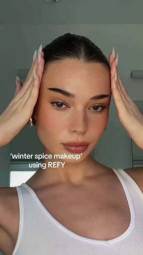 Winter Glow Makeup, Winter Makeup Brown Eyes, Winter Makeup Routine, Winter Makeup Looks Natural Simple, Makeup Fall 2024, Makeup For Work Everyday, Winter Girl Makeup, Fall 2024 Makeup Trends, Simple Winter Makeup