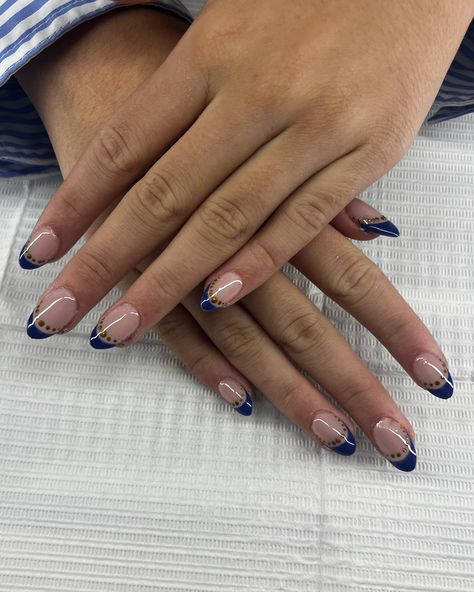 Blue French tip with gold dots✨💙 Products used: @pinkgellac - marshmallow nude @staylac.uvnagellack - navy -🌊✨ #pinkgellac #nailsnailsnails #nails #nail #nailinspo #nailfie #partynails #pinknails #fallnails #autumnnails #nails2inspire #nailsalon #rednails #pinknails #dutchnails #nailart #nailsofinstagram #valentinesnails #birthdaynails #bluenails #vanillanails Navy French Tips, Navy Nail Ideas, French Tip With Gold, Blue French Tip Nails, Blue French Tip, Navy Nails, Blue French Tips, Blue French, Tip Nails