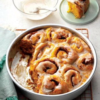 Pumpkin Cinnamon Rolls Rosemary Dinner, Fall Bread Recipes, Moist Pumpkin Bread, Fall Baking Recipes, Homemade Rolls, Savory Dinner, Pumpkin Cinnamon Rolls, Christmas Brunch, No Knead