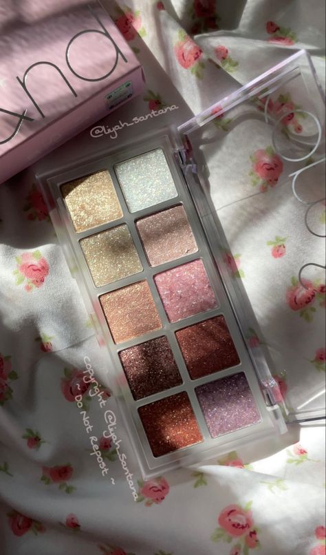 Korean Eyeshadow Palette Aesthetic, Romand Makeup Palette, Romand Palette Colors, Romand Eyeshadow Pallete, Rom&nd Eyeshadow, Romand Eyeshadow, Korean Makeup Aesthetic, Eyeshadow Palette Aesthetic, Aesthetic Eyeshadow Palette