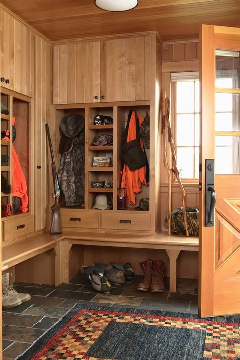 hunters mud room omg I need this! Hunting season comes around and my living room turns into the neighborhood Hunters locker room. Hunting Storage, Lodge Design, Mudroom Organization, Hunting Room, Hunting Decor, Hunting Cabin, Hunting Lodge, غرفة ملابس, Hus Inspiration